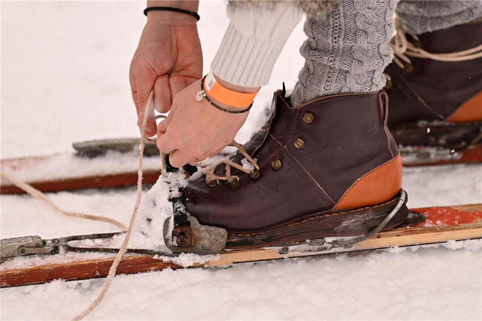 Historische Holzski ohne Plastikbelag, Lederschuhe und Seilzugbindung sind Pflicht.Uwe Lein/dpa