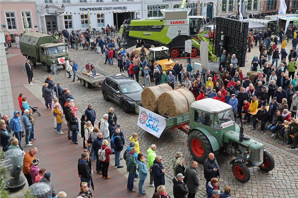 Festumzug und Erntekrone - Stürmisches Landeserntedankfest Historische Landtechnik fuhr im großen Festumzug mit.Bernd Wüstneck/dpa