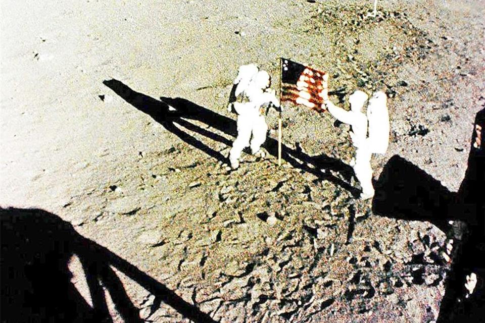 Historischer Moment: Neil Armstrong und Edwin „Buzz“ Aldrin stellen die US-Flagge auf der Mondoberfläche auf.