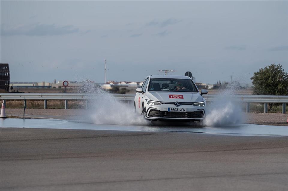 Hitze, Starkregen, Aquaplaning: Der ACE hat zehn Sommerreifen der Dimension 225/40 R18 XL für die Kompaktklasse in verschiedenen Szenarien getestet.Konstantin Tschovikov/ACE/dpa-tmn