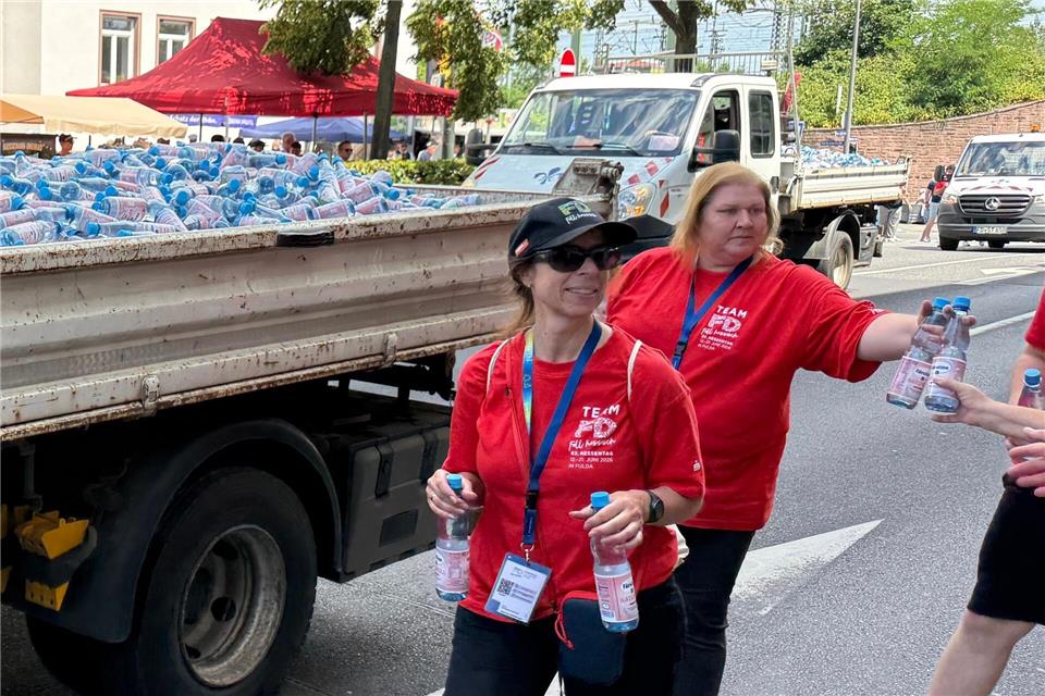 Hitze auch beim Hessentag in Fulda: Ehrenamtliche Helfer verteilen vor Beginn des Festumzuges gratis Wasser an die Zuschauer.Michael Bauer/dpa