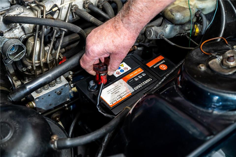 Hitze, häufige Kurzstrecken und lange Standzeiten belasten die Batterie und verkürzen ihre Lebensdauer.Benjamin Nolte/dpa-tmn
