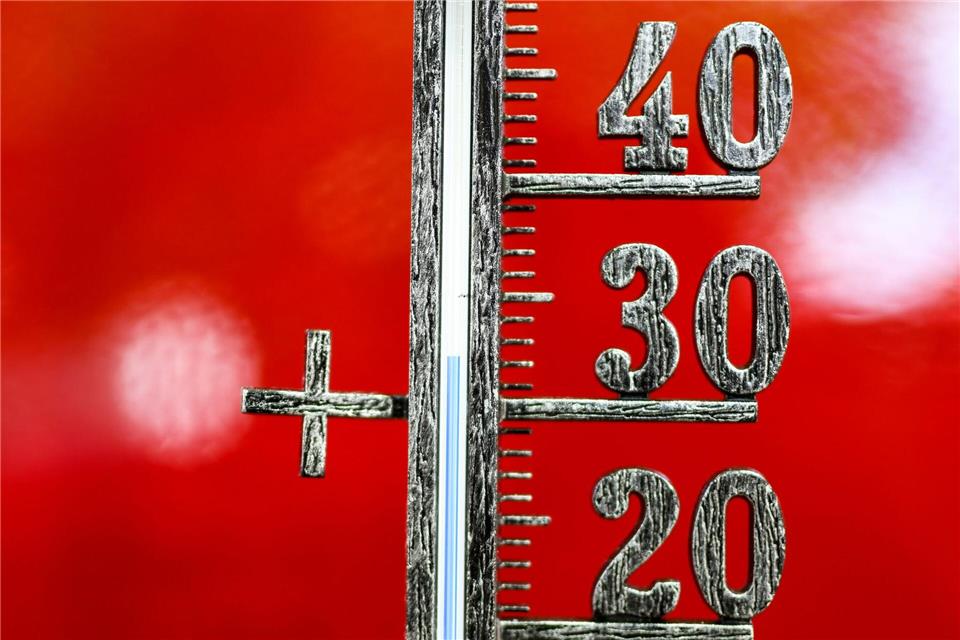 Hitze kann der Gesundheit schaden. (Symbolbild)Patrick Seeger/dpa