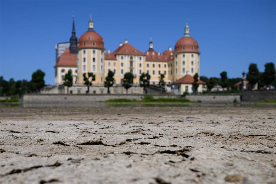 Hitze und Trockenheit haben im Sommer zu niedrigen Wasserständen in Sachsens Flüssen und Teichen geführt. (Archivbild)Robert Michael/dpa