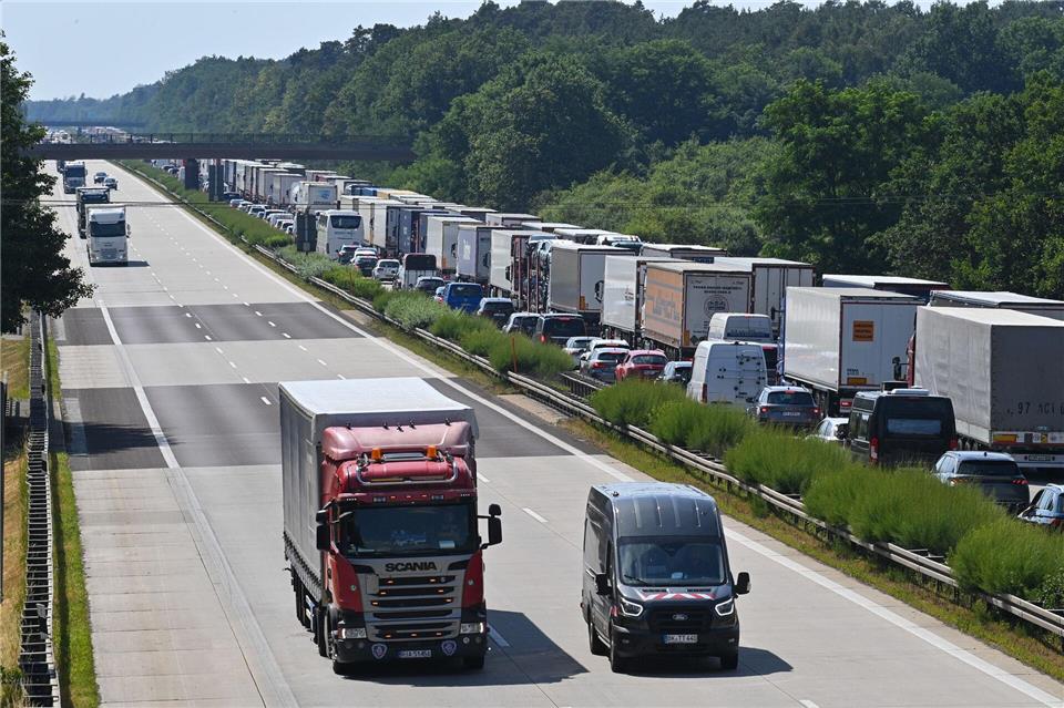 Hitzeschäden wie hier auf der A2 bei Burg in Sachsen-Anhalt verursachen Stau. Aber auch in Brandenburg verursachten die hohen Temperaturen starke Fahrbahn-Schäden.Klaus-Dietmar Gabbert/dpa