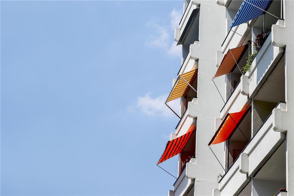 Hitzeschutz am Haus: Die Wohnung sollte möglichst kühl bleiben. (Symbolbild)Jan Woitas/dpa-Zentralbild/dpa-tmn