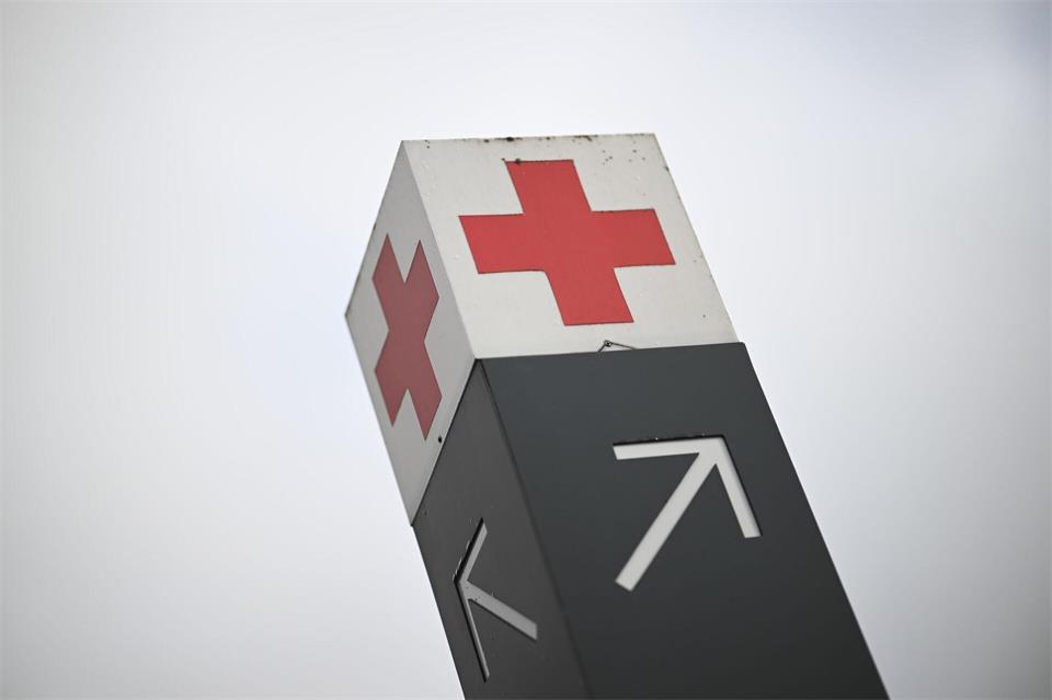 Hitzeschutz in Kliniken dürfte Milliarden verschlingen. (Symbolbild)Julian Stratenschulte/dpa