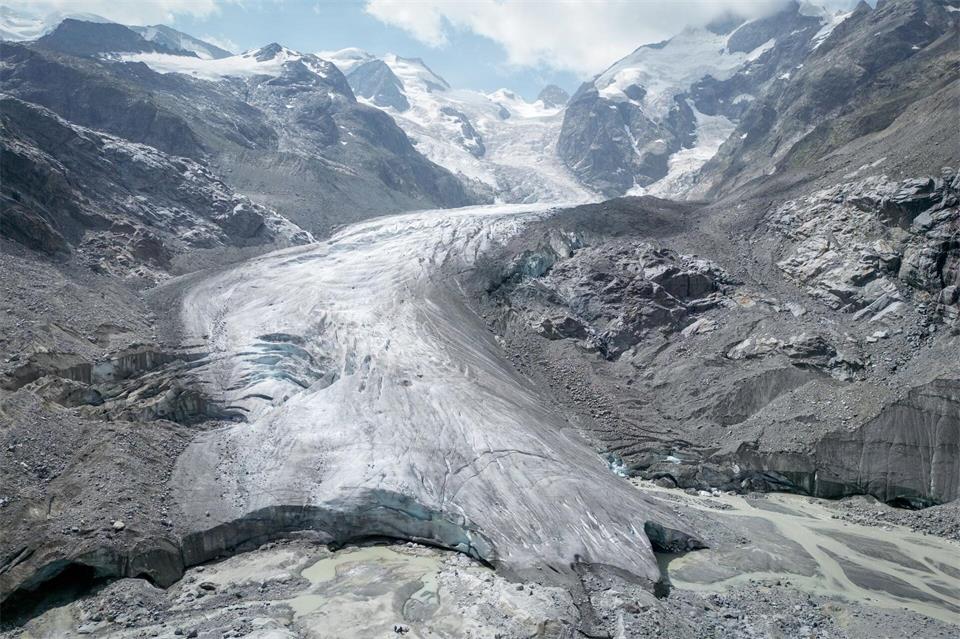 Hitzewellen und wenig Schnee setzen den Gletschern in der Schweiz, Österreich und Deutschland massiv zu.Kay Nietfeld/dpa