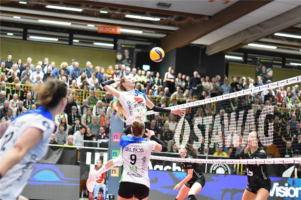 Hoch-Sprung am Netz: Mittelblockerin Doreen Luther in Aachen im Einsatz gegen die Ladies in Black (vorne mit der 9: Hannah Rudde).