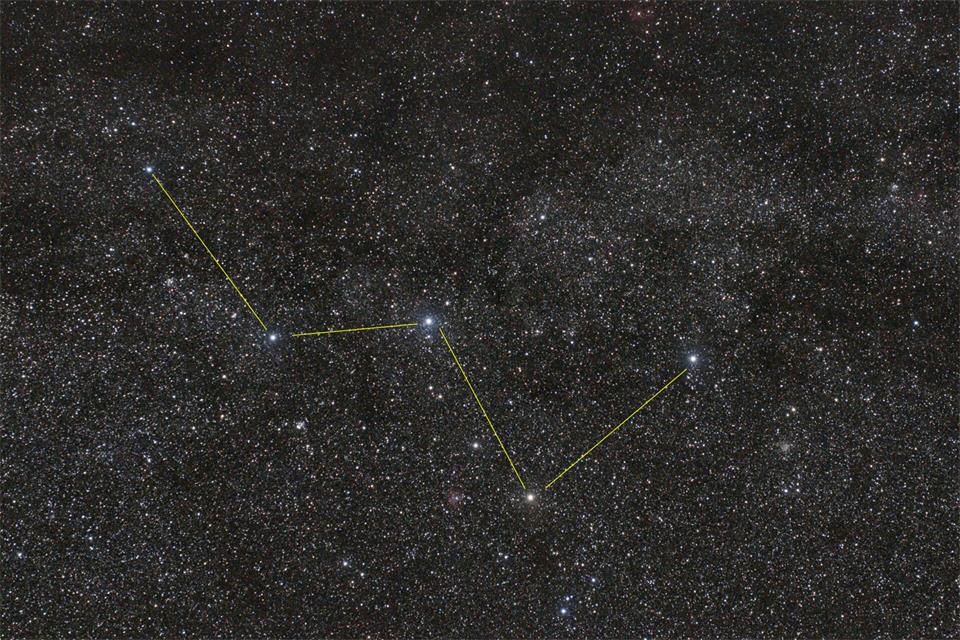 Hoch am Himmel findet man in diesen Nächten das Sternbild der äthiopischen Königin Kassiopeia.