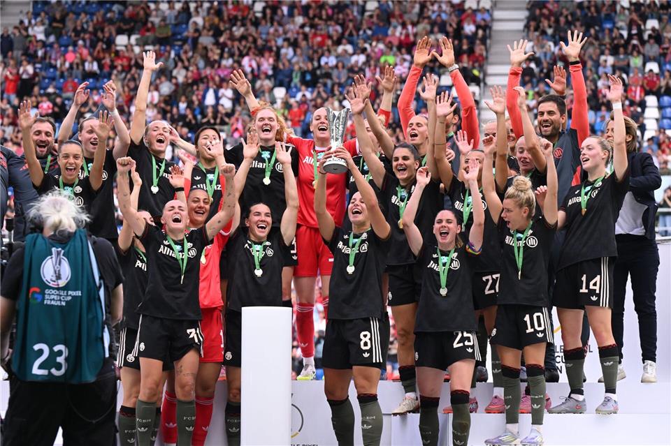 Hoch damit: Lena Oberdorf darf als Erste den Supercup präsentieren.Uli Deck/dpa