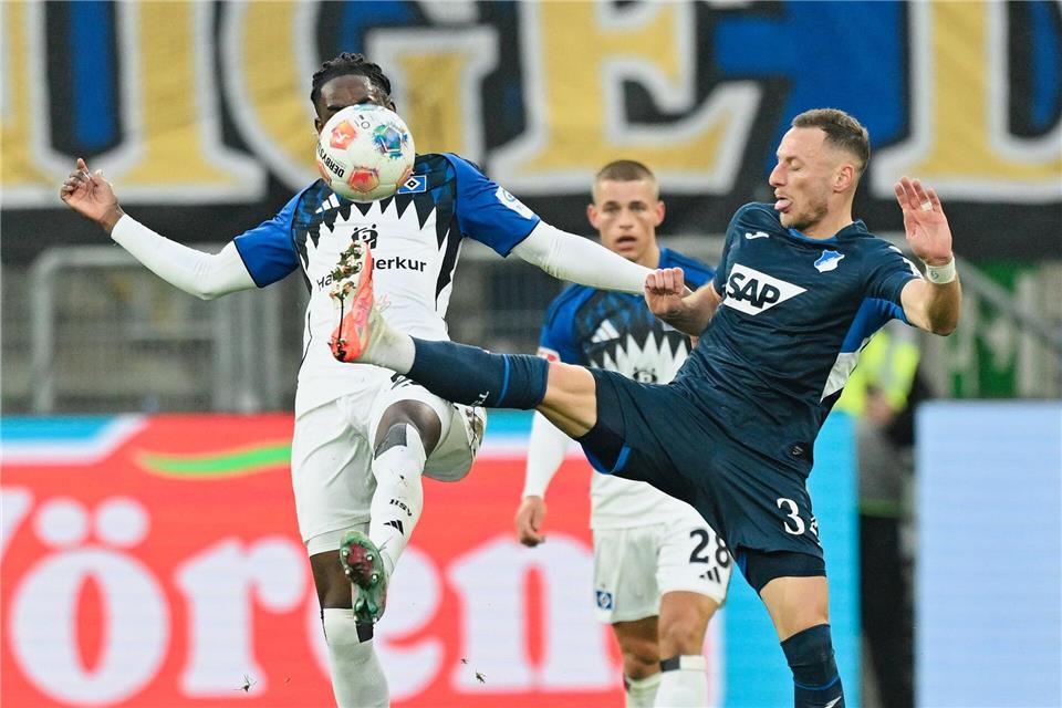 Hoch das Bein: Hoffenheims Vladimir Coufal (r) ist vor HSV-Abwehrspieler Jordan Torunarigha am Ball.Uwe Anspach/dpa
