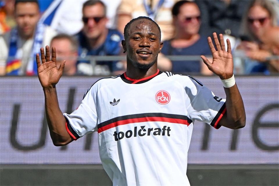 Hoch die Hände, Wochenende: Nürnbergs Mohamed Ali Zoma traf auch an diesem wieder.Uli Deck/dpa