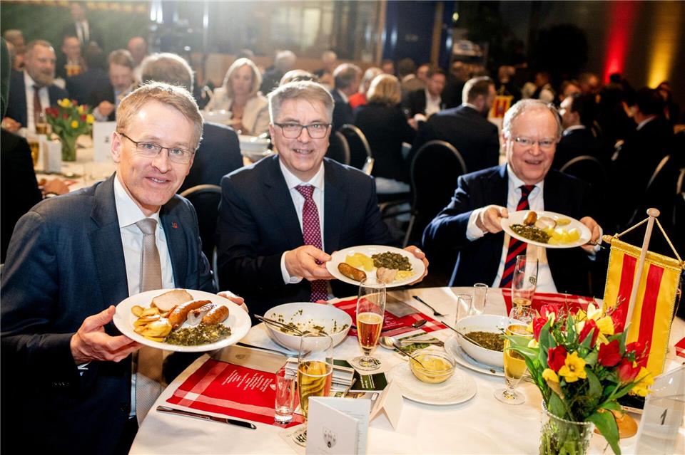 Hoch die Teller: Traditionelles Grünkohl-Essen in Berlin Hauke-Christian Dittrich/dpa