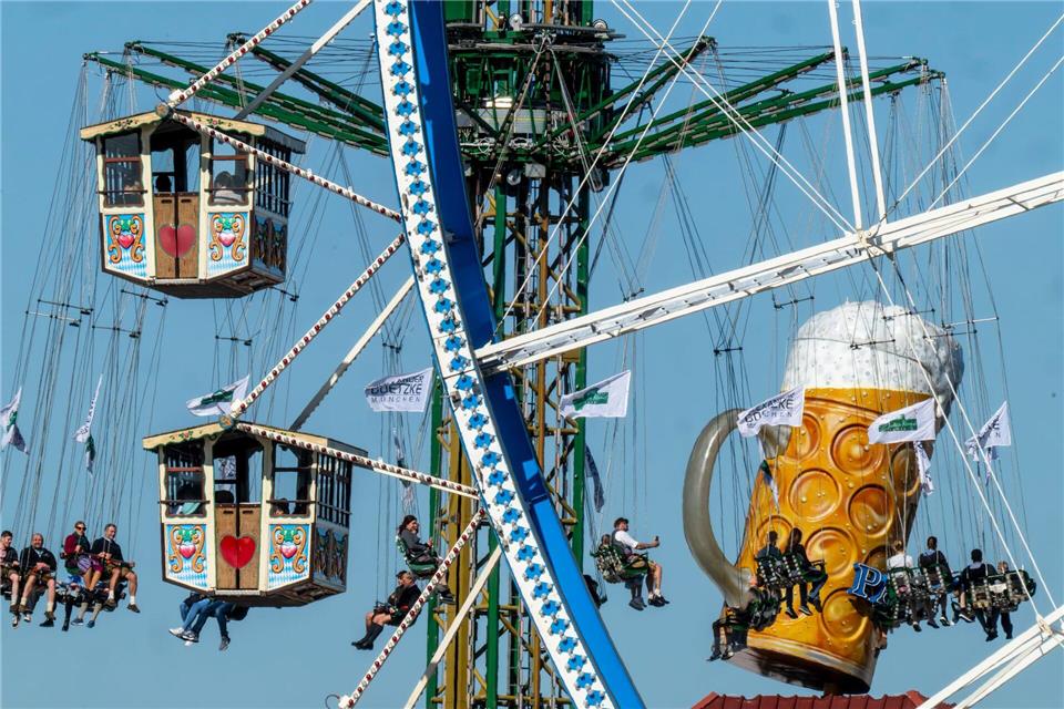 Hoch hinaus ging es für viele der Wiesn-Besucher.Peter Kneffel/dpa