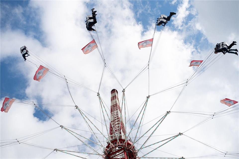 Bilder des Tages Hoch in die Luft: der „Nordic Tower“ wird beim Aufbau vom 417. Oldenburger Kramermarkt ausprobiert.Alicia Windzio/dpa