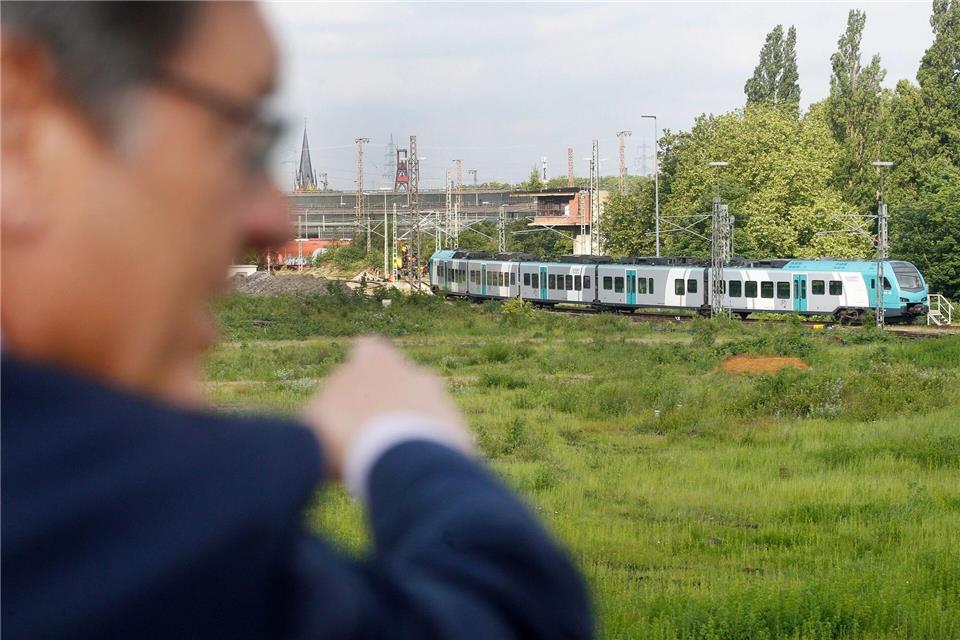 Hoch über Köpfen soll die Seilbahn ein noch enstehendes High-Tech-Quartier mit einem Bahnhof verbinden. (Archivfoto)Roland Weihrauch/dpa