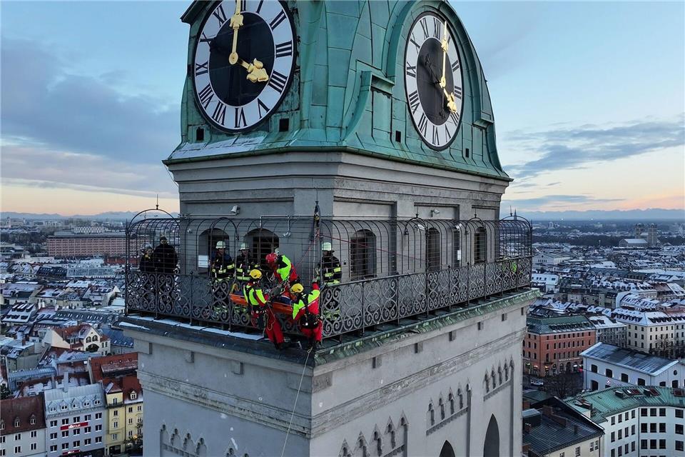 Hoch über München seilten die Höhenretter eine verletzte Frau von der Besucherplattform von St. Peter ab. -/Berufsfeuerwehr München/dpa