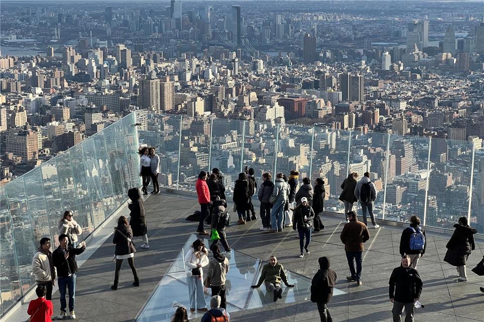 Teure beste Aussicht - New Yorks Wolkenkratzer im Wettbewerb Hoch über dem Häusermeer.Benno Schwinghammer/dpa