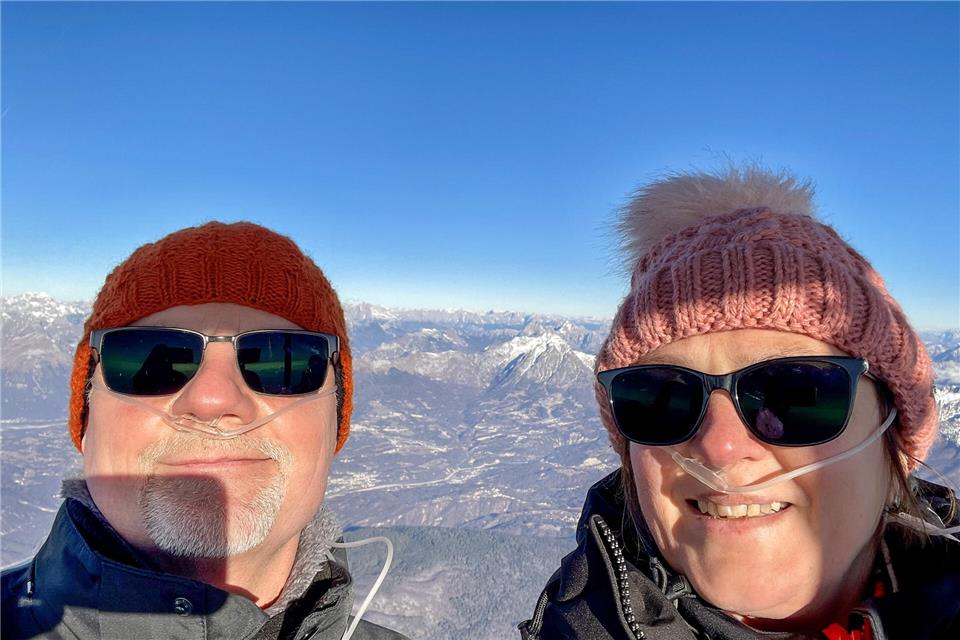 Hoch über den Alpen: Ein Selfie aus dem Heißluftballon und Eindrücke des spektakulären Ausblicks während der Überquerung Richtung Italien.