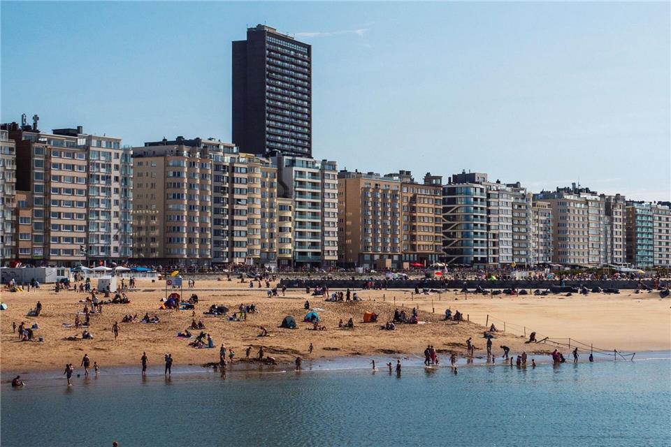 Hochhäuser und Highlife: Am Strand von Ostende ist viel los. Louise Grenadine/Visit Flanders/dpa-tmn