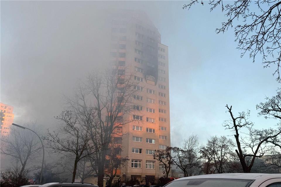 Hochhaus in Berlin-Spandau brennt.Sven Käuler/dpa