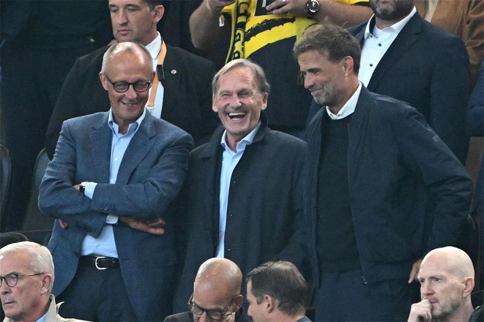 Hochkarätig besetzte Tribüne: Bundeskanzler Friedrich Merz (l), Ligapräsident Hans-Joachim Watzke (M) und Bundestrainer Jürgen Klopp.Federico Gambarini/dpa