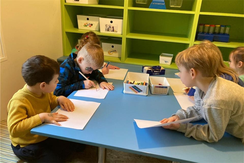 Hochkonzentriert bei der Sache: Bis zu sechs Kinder können in dem Bauwagen gleichzeitig experimentieren.