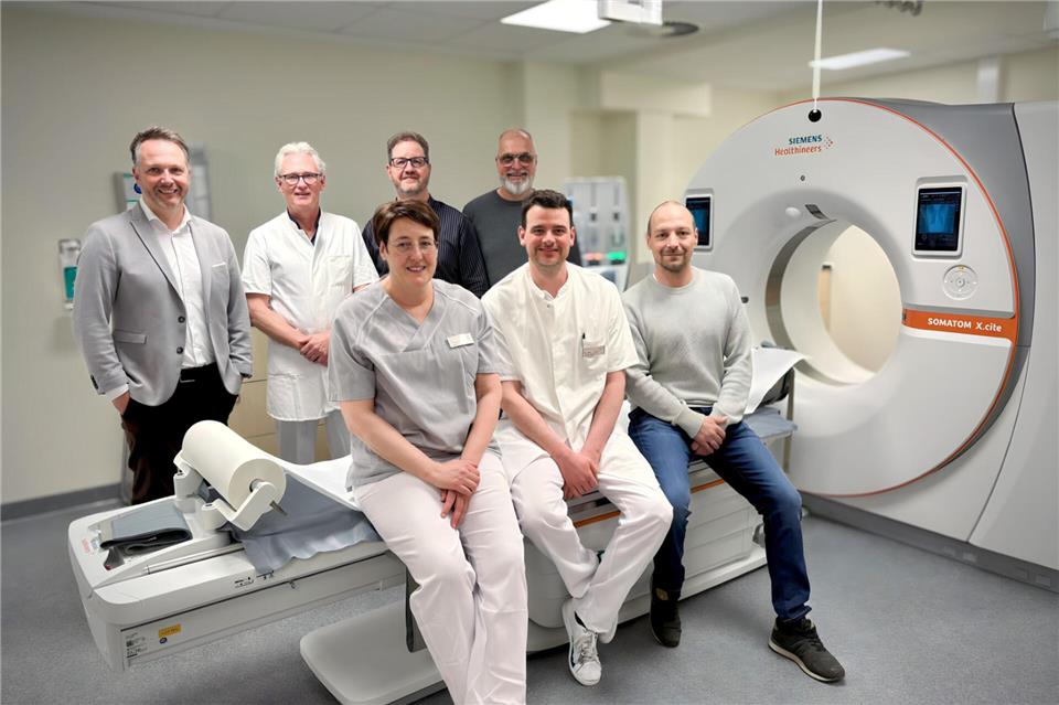 Hochmoderne Bildgebung, von der die Fachbereiche im Borkener Krankenhaus maßgeblich profitieren. Über die erfolgreiche Inbetriebnahme des neuen CTs freuen sich (hinten v.l.n.r.): Max Jurgasch (Krankenhausdirektor), Dr. Markus Bourry (Ärztlicher Direktor), Martin Deelmann (Leiter Technik), Stefan Kerkhoff (Leitung Invest). Vorne (v.l.n.r.): Tanja Reichenberg (Leitende MTR), Dr. Jan Oliver Kuhnt (Chefarzt Klinik Radiologie und Neuroradiologie), Christian Meyer (Bauleiter).