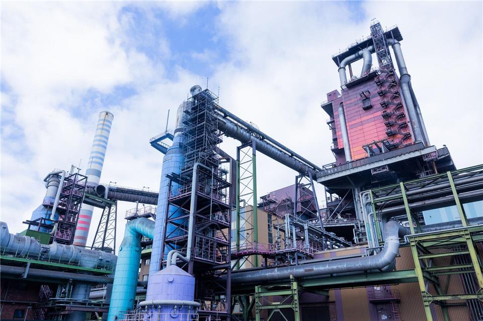 Hochofen 8 von Thyssenkrupp in Duisburg soll durch eine klimafreundlichere Direktreduktionsanlage ersetzt werden. Deren Bau durch das Unternehmen SMS hat bereits begonnen. (Archivbild)Rolf Vennenbernd/dpa