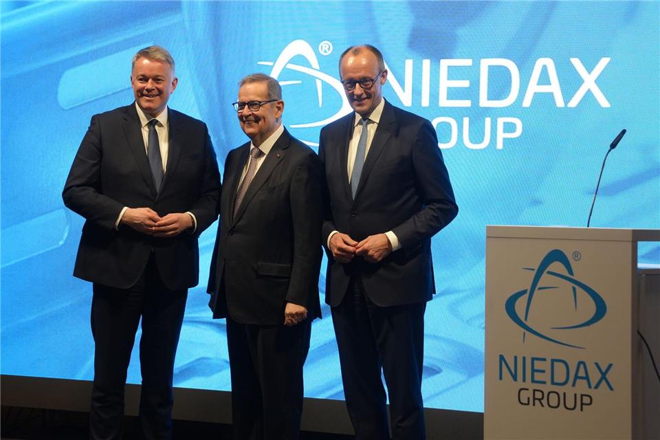 Hochrangige Politiker kommen zur Eröffnung des neuen Niedax-Standorts.Thomas Frey/dpa