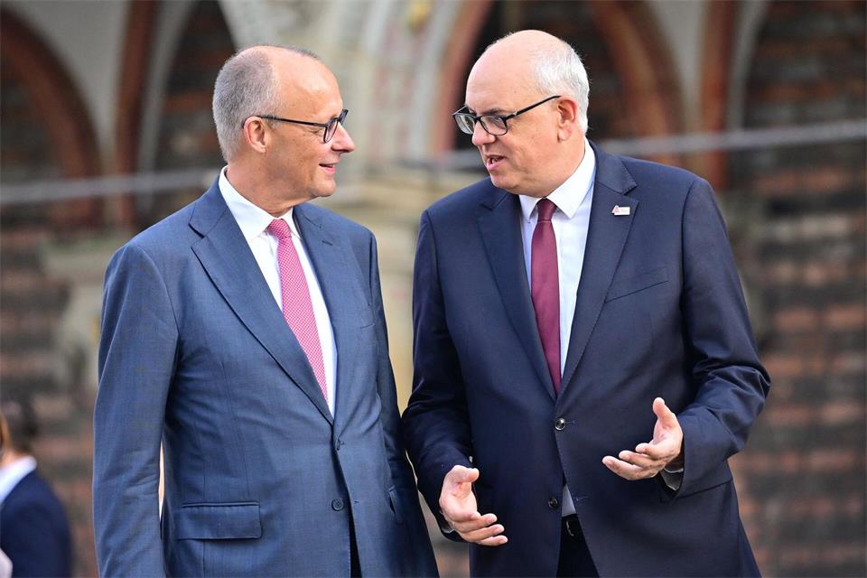 Hochrangige deutsche Politiker waren am Tag der Deutschen Einheit in Bremen zu Gast - darunter der Bundeskanzler.Sina Schuldt/dpa