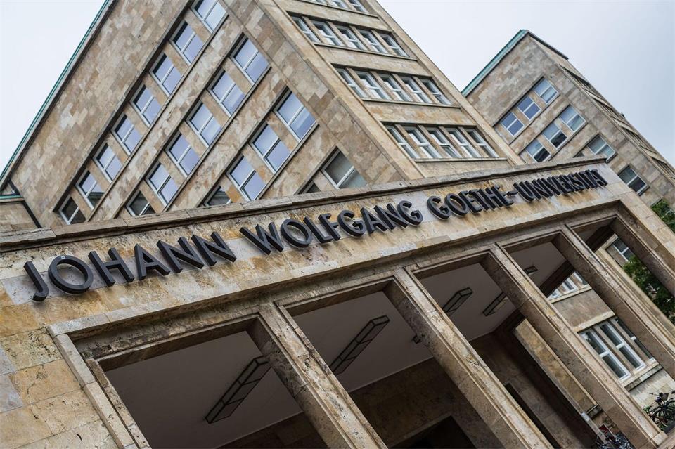 Hochschulen brauchen große Gebäude - wie hier die Goethe-Universität in Frankfurt. Ihre Instand- und Sanierungskosten können daher hoch sein. (Archivbild)Frank Rumpenhorst/dpa