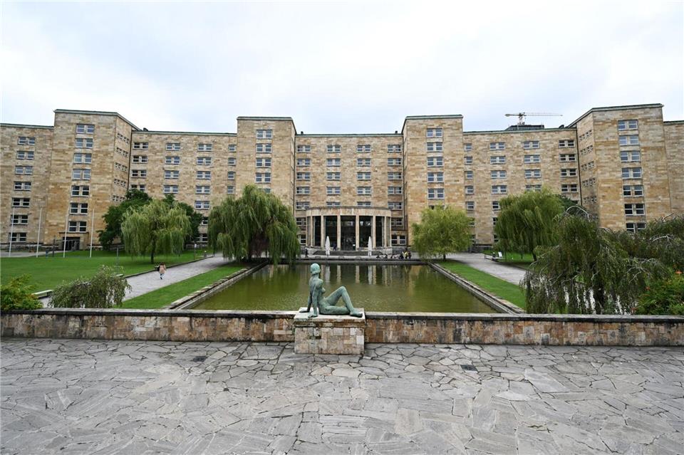 Hochschulen - wie hier die Frankfurter Uni - haben große Gebäude und damit hohe Instandhaltungskosten. (Archivbild)Arne Dedert/dpa