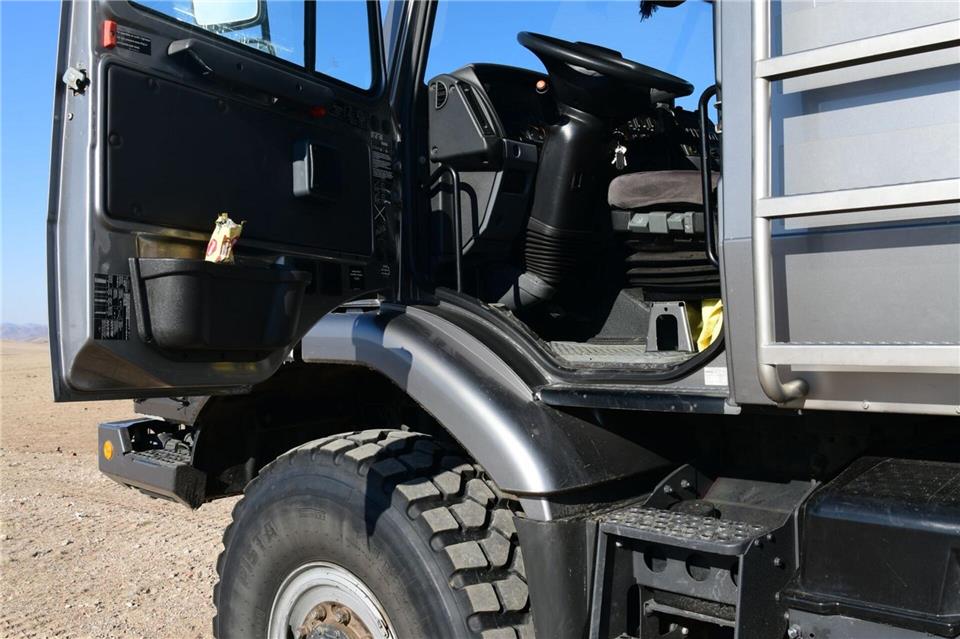 Hochsitz: Wer ans Steuer will, muss etwas klettern.Fabian Hoberg/dpa-tmn