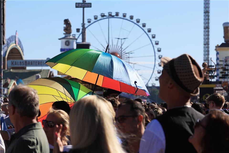 190. Oktoberfest: „Gegen die Krisen der Welt“ Hochsommerliche Temperaturen auf der Wiesn - da gewährten Schirme zumindest ein wenig Schatten.Karl-Josef Hildenbrand/dpa