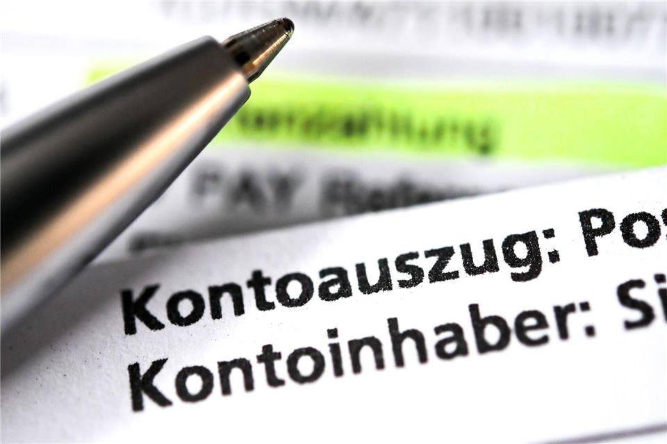 Hochverschuldete Menschen können mit einem sogenannten P-Konto einen festen Betrag vor einer Kontopfändung schützen. (Symbolbild)Sina Schuldt/dpa
