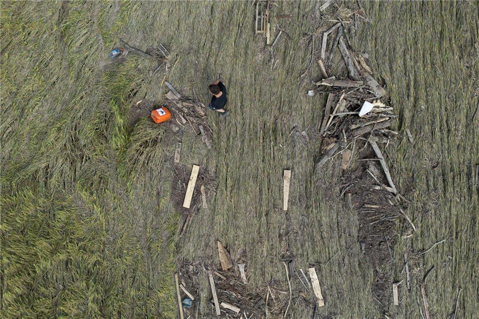 Hochwasserschäden auf einem baden-württembergischen Getreidefeld im Jahr 2024. Steigende Unwetter- und Dürregefahr bedeutend steigende Risiken für die deutsche Landwirtschaft. (Symbolbild)Marijan Murat/dpa
