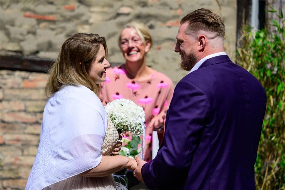Hochzeit ohne Kirche, aber mit Traurednerin.A4258 Philipp Schulze/dpa