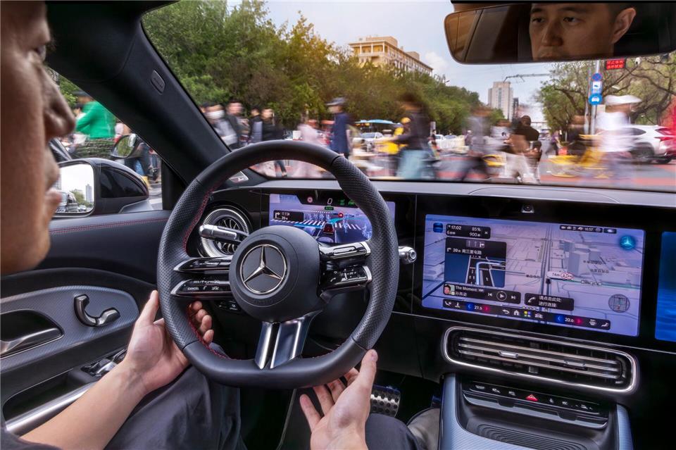 Höchste Konzentration: Wie fährt es sich mit den neuesten Fahrassistenzen auf chinesischen Straßen?Mercedes-Benz AG/dpa-tmn