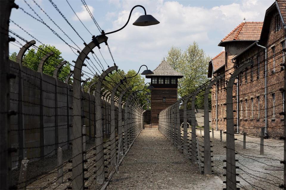 Höchste Repräsentanten des Landes Nordrhein-Westfalen besuchen seit Jahrzehnten immer wieder das ehemalige Konzentrations- und Vernichtungslager Auschwitz. (Archivbild)Rolf Vennenbernd/dpa