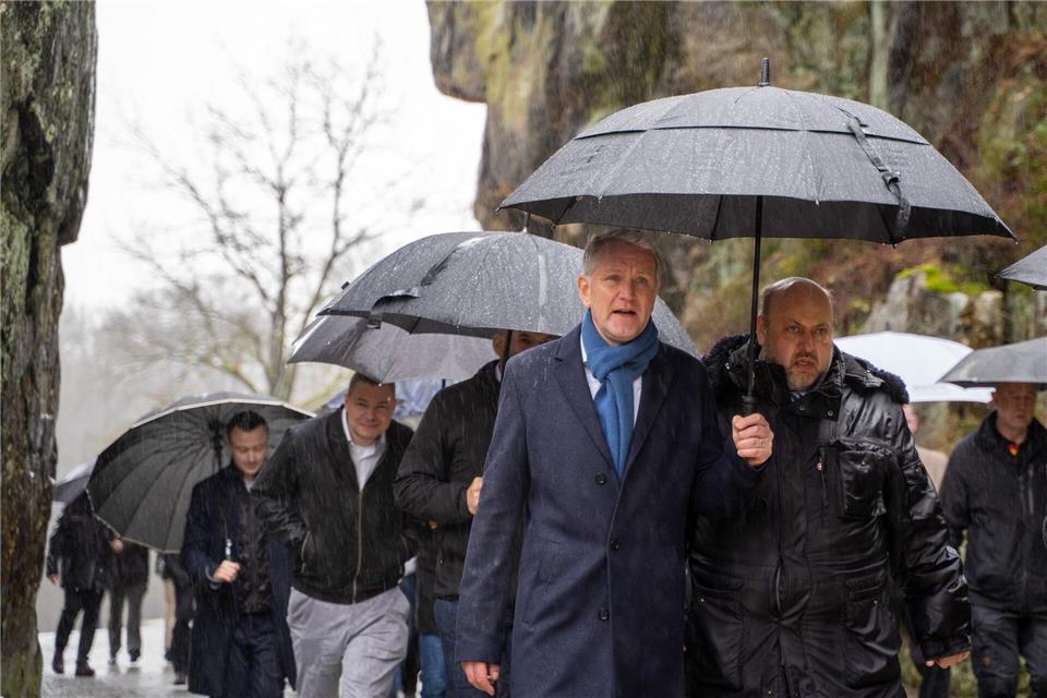 Höcke besuchte mit mehreren AfD-Politikern die Externsteine im Teutoburger Wald.Max Lametz/dpa