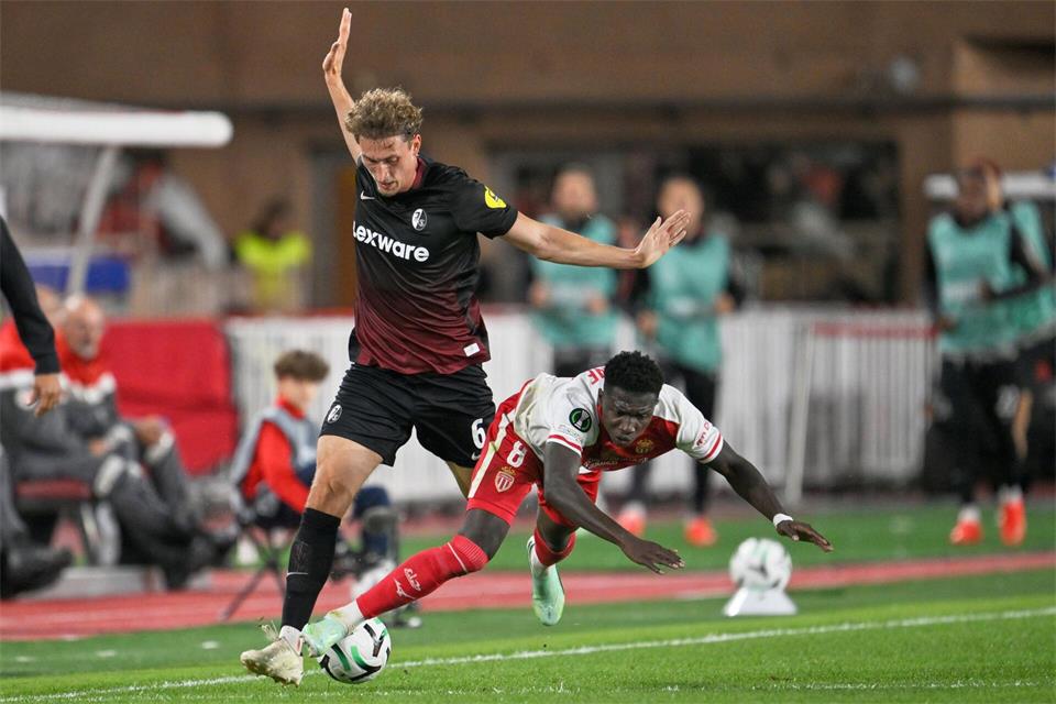 Höhenflug vorerst gestoppt: Patrick Osterhage (l) verliert mit dem SC Freiburg auch in der Conference League.Philippe Magoni/AP/dpa