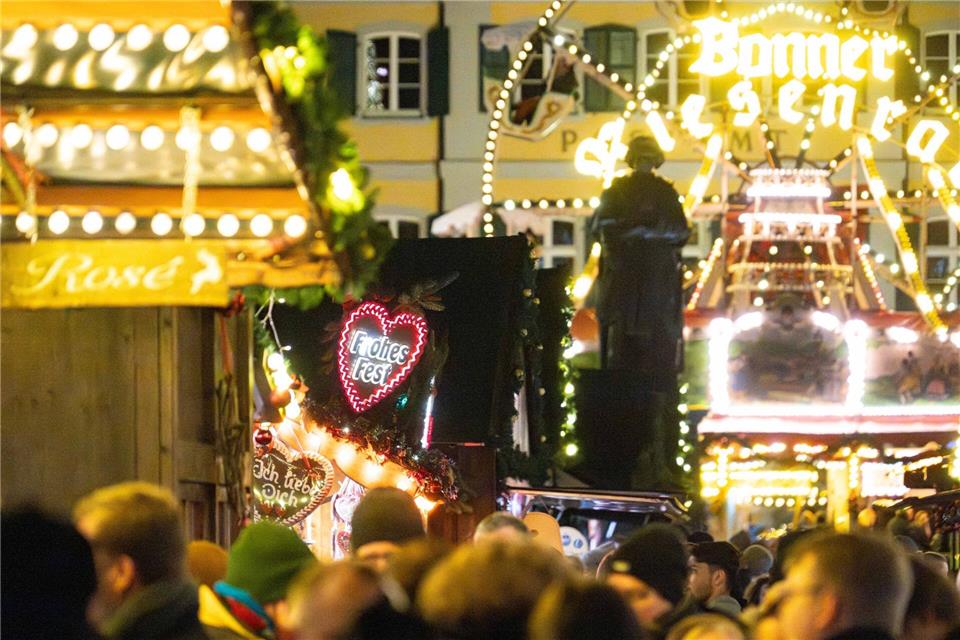 Höhere Stundenlöhne, Winzerpreise und Stromkosten setzen die Glühweinverkäufer unter Druck.Benjamin Westhoff/dpa