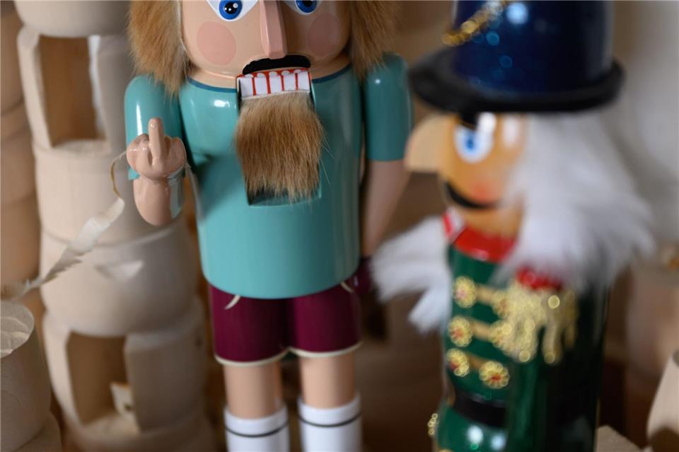 Hölzerner Rebell: Der erzgebirgische Nussknacker zeigt Billigkopien aus Fernost den Stinkefinger. Hendrik Schmidt/dpa