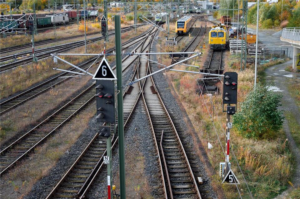 Hof ist ein Ziel des „Expressverkehrs Ostbayern“. (Archivbild)Daniel Vogl/dpa