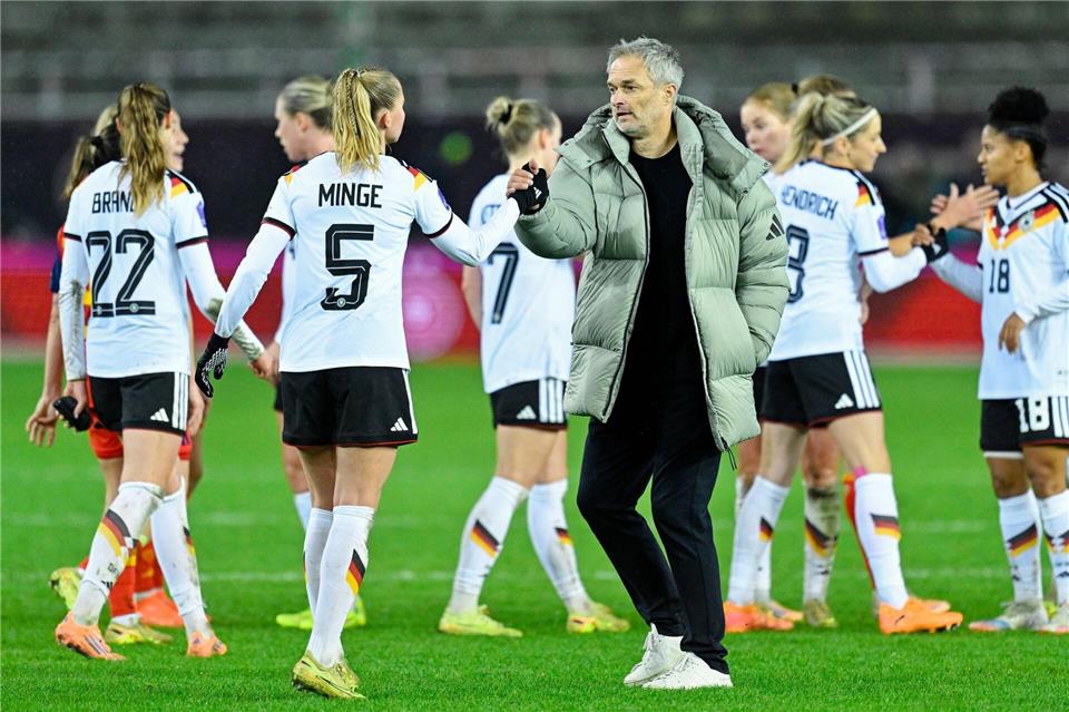 Hoffen auf den Zuschlag der EM 2029: Bundestrainer Wück und die deutschen Fußballerinnen.Uwe Anspach/dpa