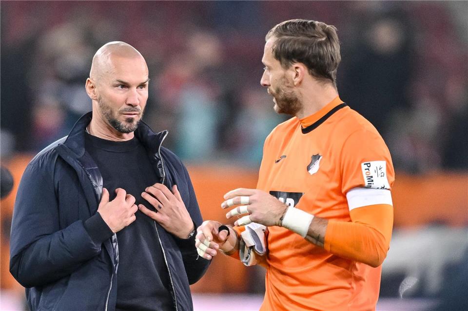 Hoffenheim-Trainer Christian Ilzer sprich mit Torhüter Oliver Baumann.Harry Langer/dpa