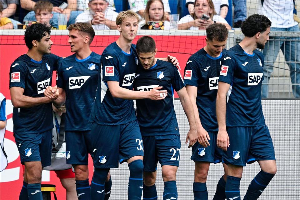 Hoffenheim feiert den Heimsieg.Uwe Anspach/dpa