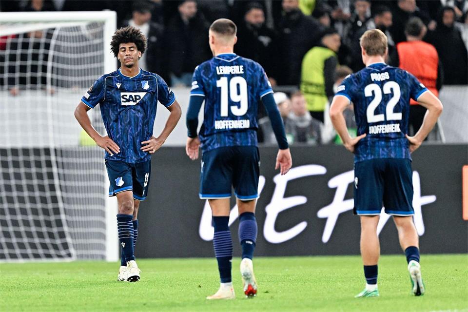 Hoffenheim um Abwehrspieler Bernardo (l) steckt in der Krise.Uwe Anspach/dpa